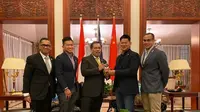 Ketua umum KOI, Raja Sapta Oktohari (kedua dari kanan) saat kunjungan kerja ke China. Indonesia mendapatkan dukungan dari China untuk menjadi tuan rumah Olimpiade 2032. (Istimewa)