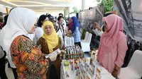 Kepala BPOM Penny K. Lukito mengecek produk UMKM di Yogyakarta dalam acara penyerahan Nomor Izin Edar. (Foto: Dok. BPOM)