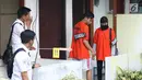 Dua tersangka pembunuhan wanita yang ditemukan tewas di dalam lemari memeragakan adegan peristiwa di Tempat Kejadian Perkara di kawasan Mampang, Jakarta, Jumat (23/11). 13 adegan dilakukan tersangka dalam rekonstruksi. (Liputan6.com/Helmi Fithriansyah)