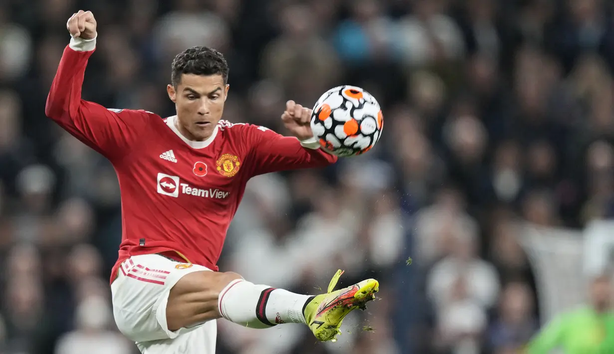 Nilai rapor tertinggi dianugerahkan kepada sang mega bintang Cristiano Ronaldo yang mampu tampil impressif. CR7 tercatat sukses menyumbangkan satu gol dan satu assist pada laga tersebut. Hal tersebut membuat Ronaldo layak mendapatkan nilai 8,5. (AFP/Frank Augstein)