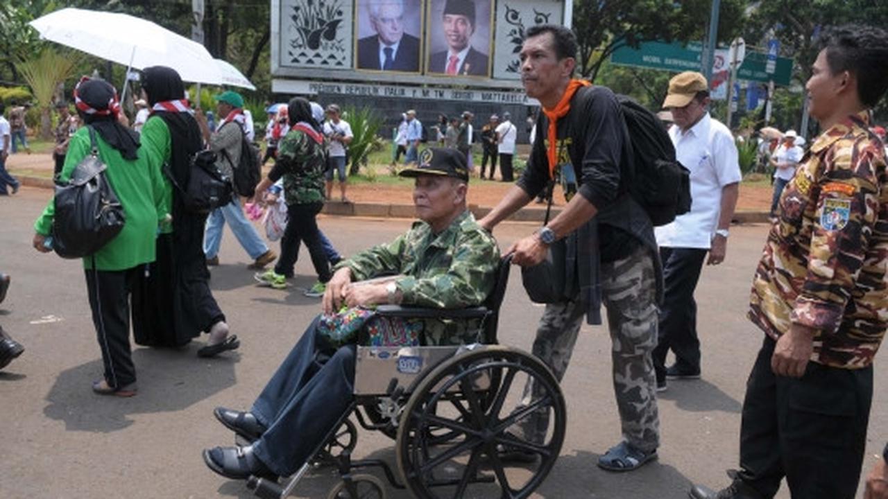 Pakai kursi roda, para veteran demo tolak RPP rumah negara