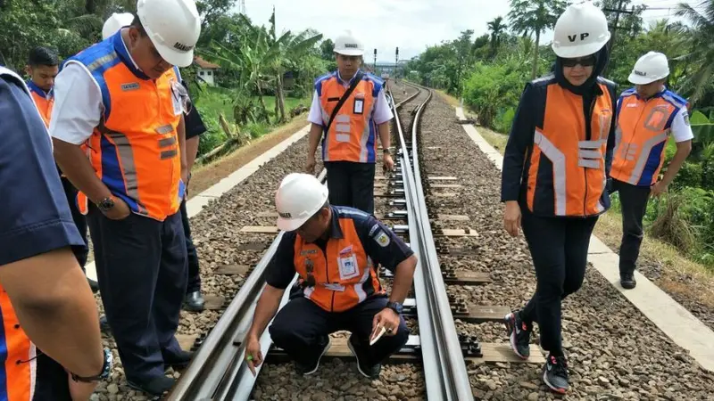 Pengecekan jalur kereta api wilayah Daop 5 Purwokerto. (Foto: Liputan6.com/KAI Daop 5 PWT/Muhamad Ridlo)