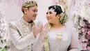 <p>Berbeda dengan Salsha, selebgram dan content creator Clarissa Putri memilih kebaya adat Jawa saat melangsungkan akad nikah dengan kekasihnya, Pradipha. [@venemapictures].</p>