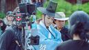 Woo Do Hwan dalam foto behind the scene drakor Joseon Attorney. (Foto: MBC via Soompi)