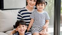 Outfit Ibu Anak 2 by Meta AI