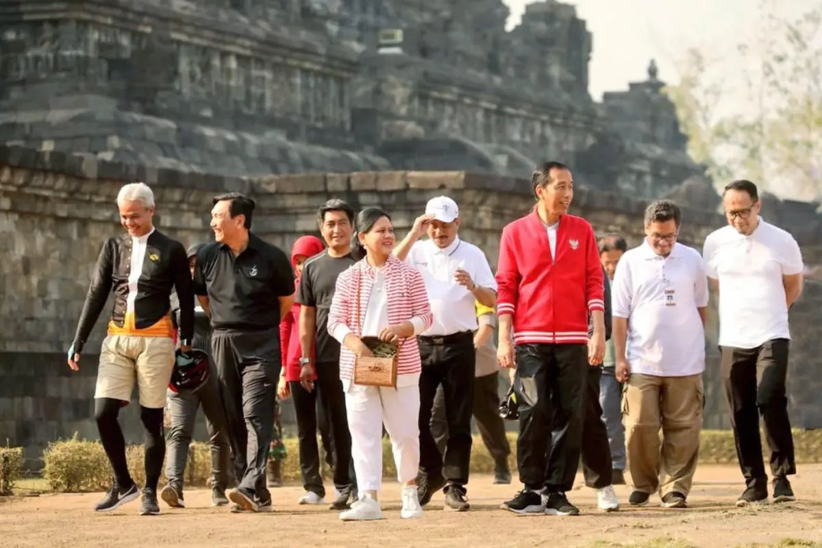 Presiden Jokowi bersama sejumlah pejabat menyambangi kawasan Candi Borobudur, Magelang, Jawa Tengah. (Istimewa)