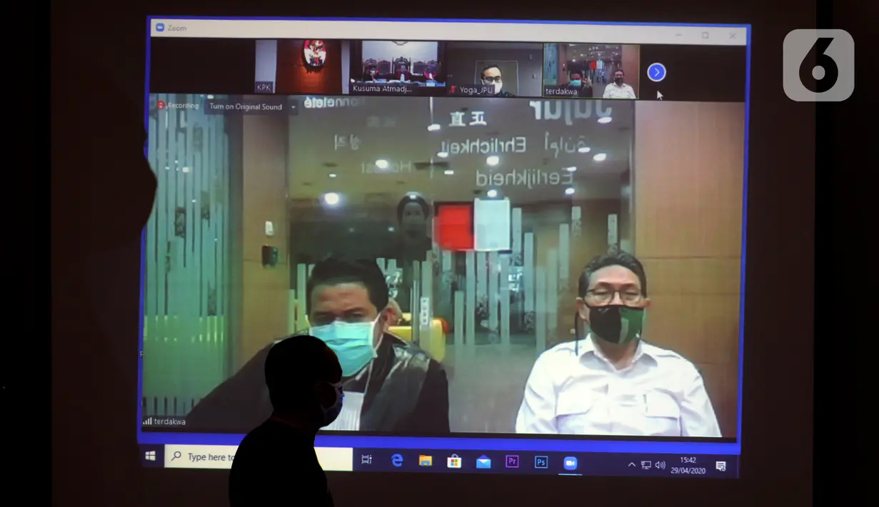 Layar menayangkan terdakwa mantan anggota DPR Sukiman mendengarkan pembacaan putusan dalam sidang secara online di Gedung KPK, Jakarta, Rabu (29/4/2020). Sukiman diduga menerima suap terkait pengurusan dana perimbangan APBN-P 2017 dan APBN 2018 Kabupaten Pegunungan Arfak. (merdeka.com/Dwi Narwoko)