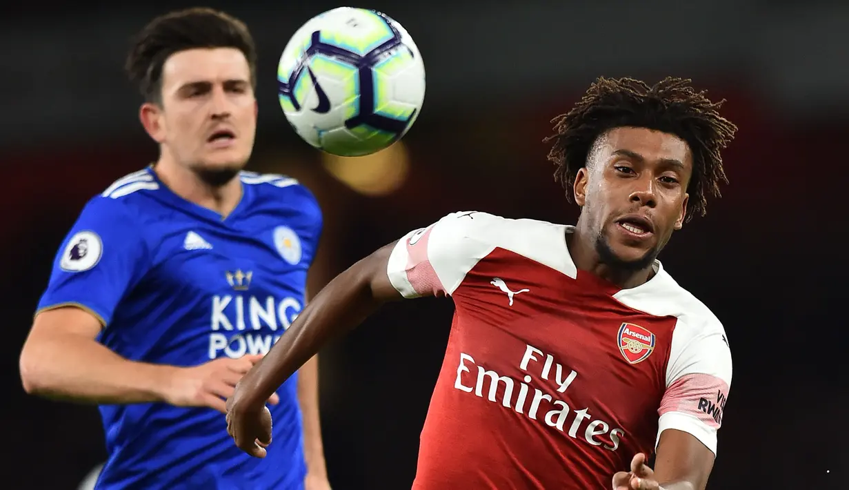 Striker Arsenal, Alex Iwobi, berusaha mengejar bola saat melawan Leicester pada laga Premier League Inggris di Stadion Emirates, London, Senin (22/10). Arsenal menang 3-1 atas Leicester. (AFP/Glyn Kirk)