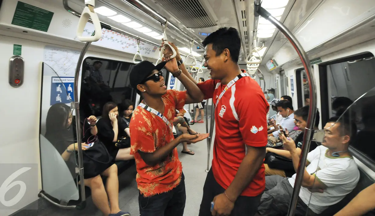 Para penggawa Garuda Muda bersantai sejenak usai melaksanakan ibadah salat Jumat di Masjid Sultan, Bugis, Singapura (5/6/2015). Canda Manahati Lestusen saat berada di dalam MRT Singapura. (Liputan6.com/Helmi Fithriansyah)
