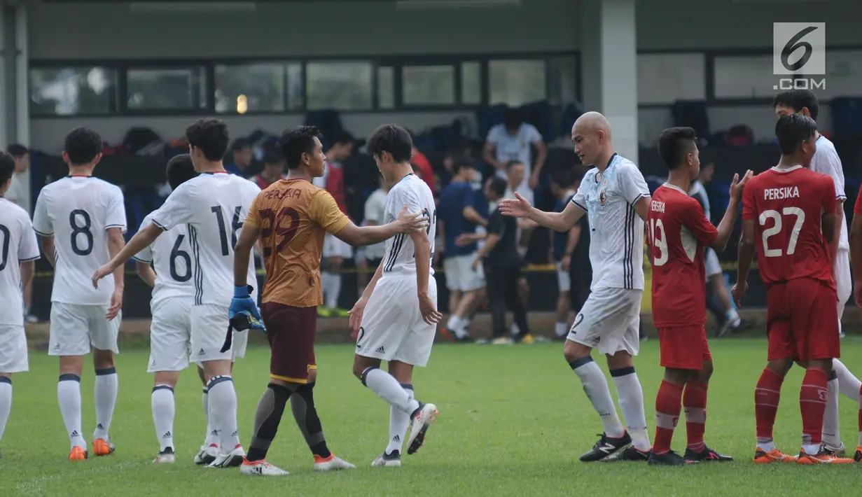 Pemain Timnas Jepang U-19 bersalaman dengan pemain Persika usai uji tanding di Lapangan B Kompleks GBK, Jakarta, Selasa (27/3). Persika kalah 2-3 dari Jepang U-19. (Liputan6.com/Helmi Fithriansyah)