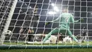 Pemain AC Milan, Tammy Abraham (kanan) mencetak gol ke gawang Red Star Belgrade pada laga Liga Champions 2024/2025 di San Siro, Milan, Italia, Kamis (12/12/2024) WIB. (AP Photo/Antonio Calanni)