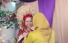 Mengaku Tak Bisa Hadir, Momen Wanita Beri Kejutan di Hari Pernikahan Sahabatnya Ini Viral