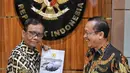 Menteri Koordinator Bidang Politik, Hukum, dan Keamanan (Menko Polhukam) Mahfud MD (kiri) menerima berkas laporan terkait investigasi tragedi Kanjuruhan dari Ketua Komnas HAM Ahmad Taufan Damanik (kanan) di Kantor Menko Polhukam, Jakarta, Kamis (3/11/2022). Menko Polhukam mewakili Presiden Joko Widodo atau Jokowi menerima laporan terkait investigasi tragedi Kanjuruhan yang berisi rekomendasi untuk membekukan seluruh kegiatan PSSI. (Liputan6.com/Angga Yuniar)