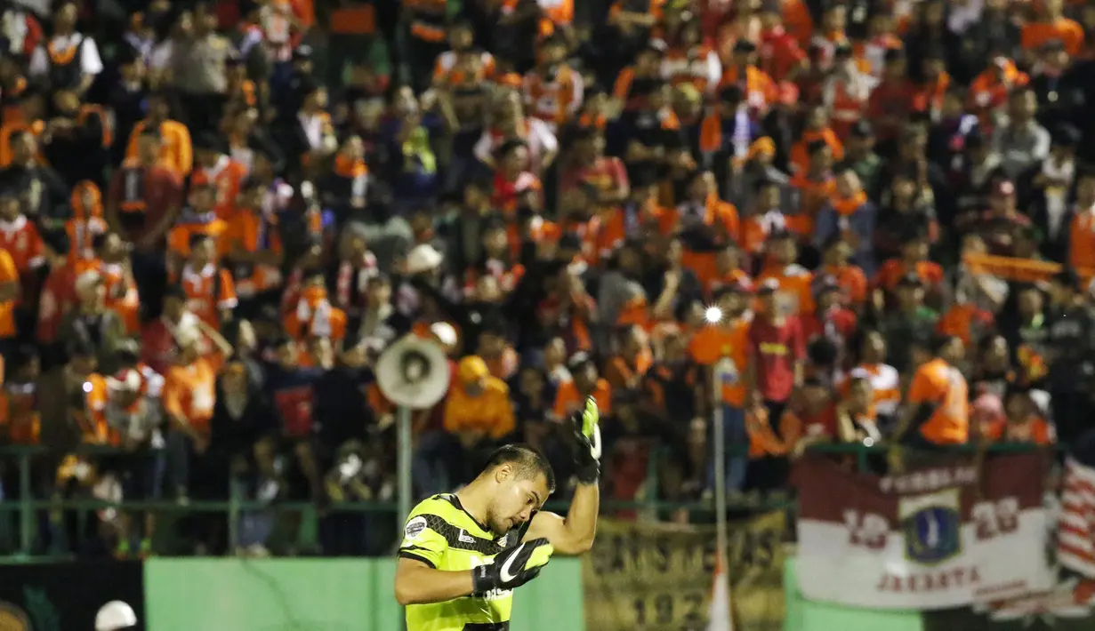 Andritany mengusap keringat saat suporter Persija memanggil namanya ketika lampu stadion mati  pada laga Piala Jenderal Sudirman di Stadion Manahan, Solo, Selasa (15/12/2015). (Bola.com/Nicklas Hanoatubun)