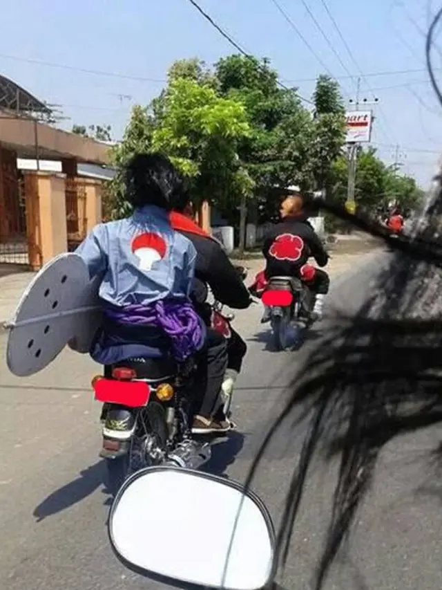 6 Potret Cosplay di Tempat Umum Ini Bikin Tepuk Jidat