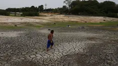 Perahu dan rumah perahu terjebak di daerah kering di Sungai Negro selama kekeringan di Manaus, negara bagian Amazonas, Brasil, Senin, 16 Oktober 2023.  (AP Photo/Edmar Barros)