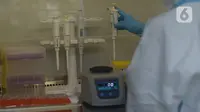 Tim  medis  melakukan pemeriksaan hasil PCR COVID-19 di  Laboratorium Container (lab Con) COVID-19 RSKD Duren Sawit, Jakarta, Kamis (18/6/2020). Sehingga jaringan 41 lab testing dengan total kapasitas mencapai 5.135 tes spesimen per hari atau 35.945 tes spesimen per minggu. (merdeka.com/Imam Buhori)