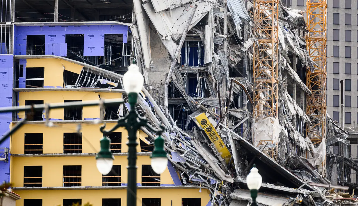Hotel Hard Rock yang sedang dalam pembangunan di New Orleans ambruk, Sabtu (12/10/2019). Hingga saat ini belum jelas penyebab dari runtuhnya bangunan tersebut. (Emily Kask/30238387A/AFP)
