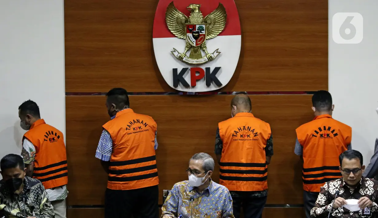 Wakil Ketua KPK, Alexander Marwata (tengah depan) usai membacakan konstruksi perkara dan penahanan empat tersangka dugaan penerimaan suap terkait pemeriksaan laporan keuangan pada Dinas PUTR Pemprov Sulawesi Selatan TA 2020 di Gedung KPK, Jakarta, Kamis (18/8/2022). Salah satu yang ditahan KPK adalah Andi Sonny selaku Kepala Perwakilan BPK Sulawesi Tenggara/Mantan Kasuauditorat Sulsel I BPK Perwakilan Provinsi Sulsel. (Liputan6.com/Helmi Fithriansyah)