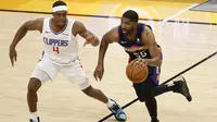 Twaun Moore (kanan) saat dihadang Rajon Rondo di duel final wilayah Barat NBA antara Suns melawan Clippers (AFP)