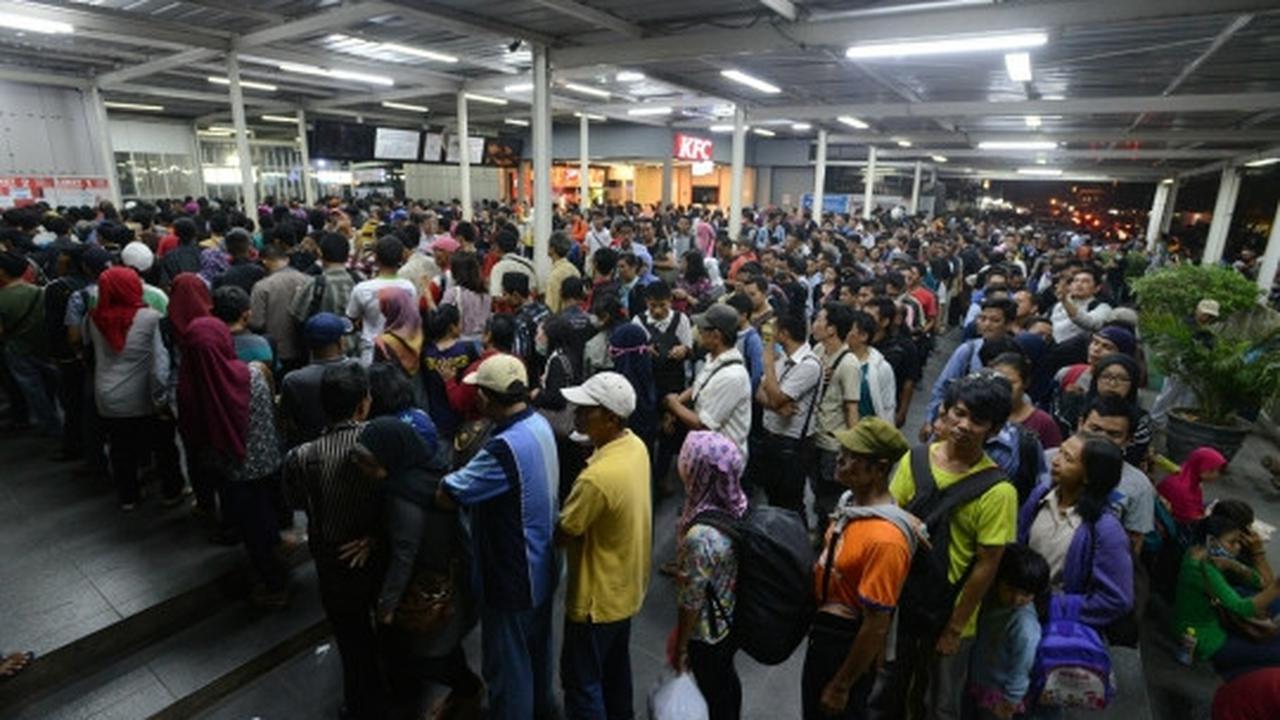 Imbas tabrakan kereta, ribuan penumpang menumpuk di Manggarai