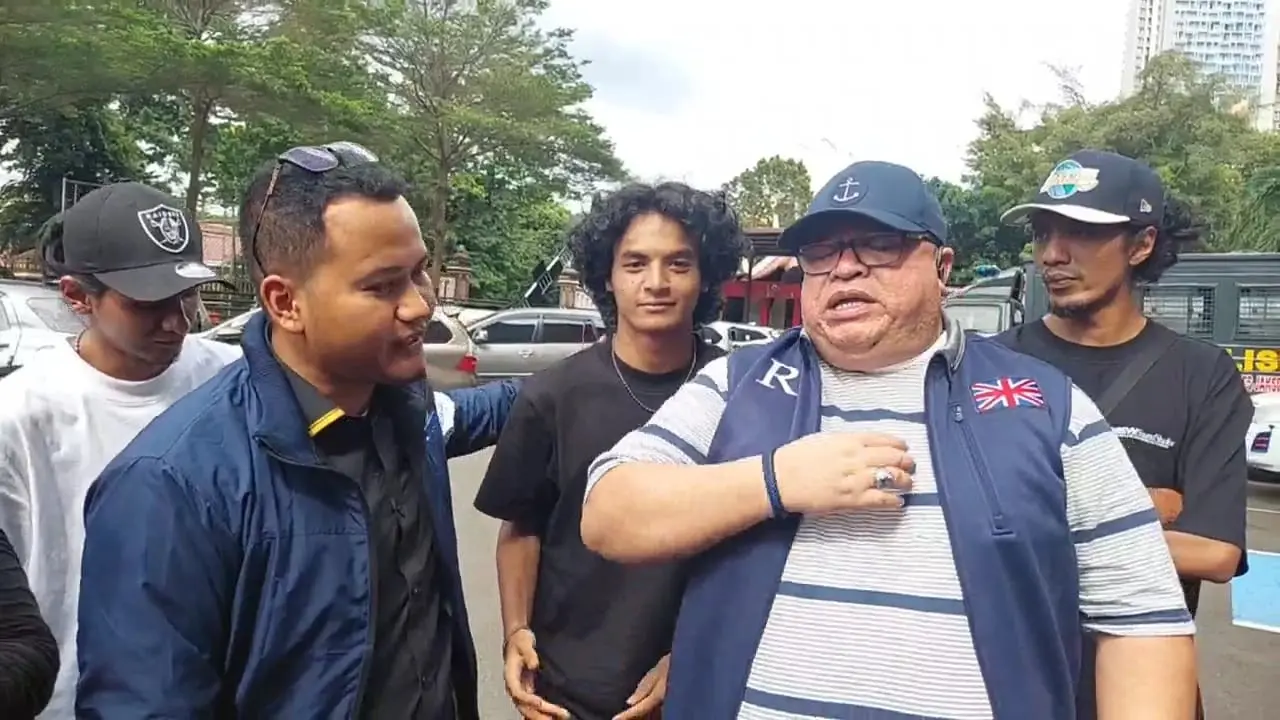 Vadel Badjideh didampingi kuasa hukumnya Razman Arief Nasution.