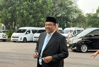 Presiden Buruh Said Iqbal tiba di Kompleks Istana Kepresidenan pukul 15.48 WIB, Senin (8/6/2026). (Liputan6.com/Lizsa Egeham)