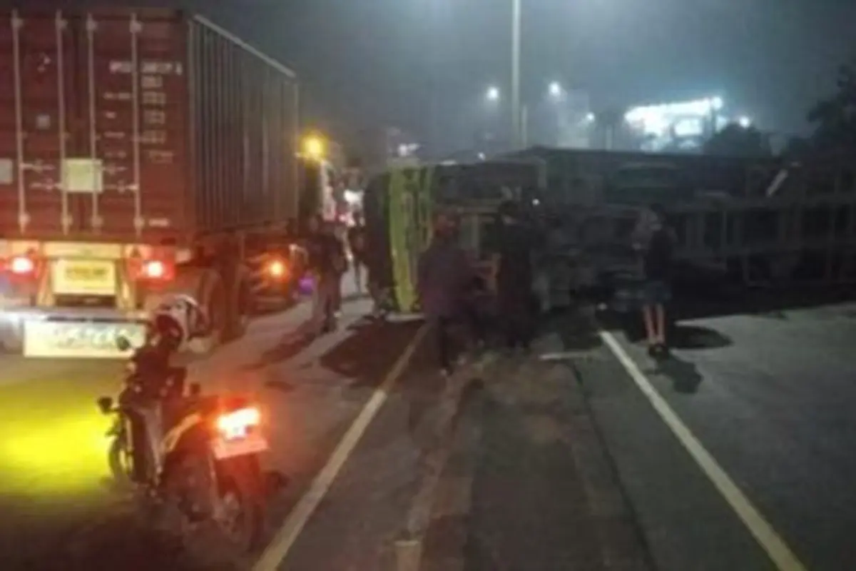 Sebuah truk kontainer mengalami kecelakaan hingga terguling di Flyover Kranji, Kota Bekasi, Jumat (12/6/2026) malam.