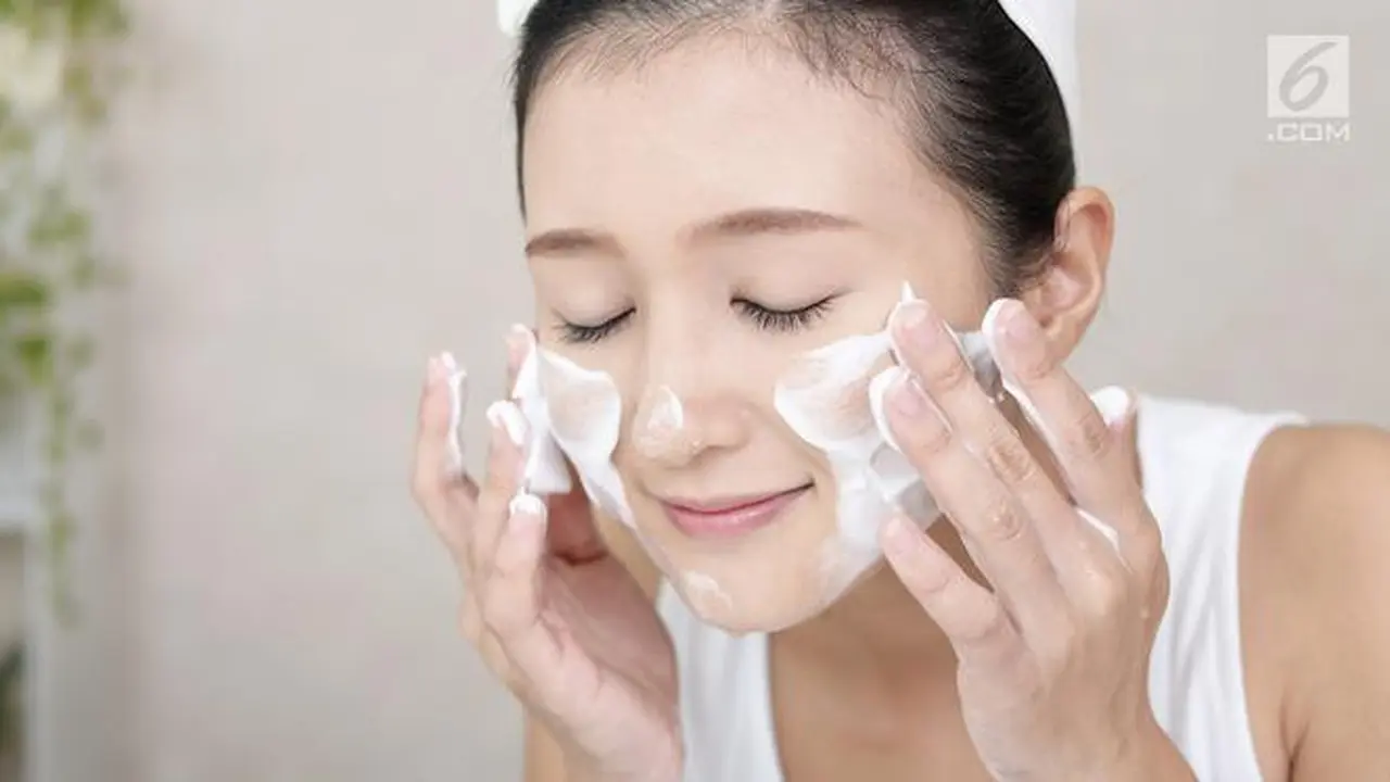 Bersihkan kulit wajah dari sisa makeup dan kotoran lainnya dengan cara ini.