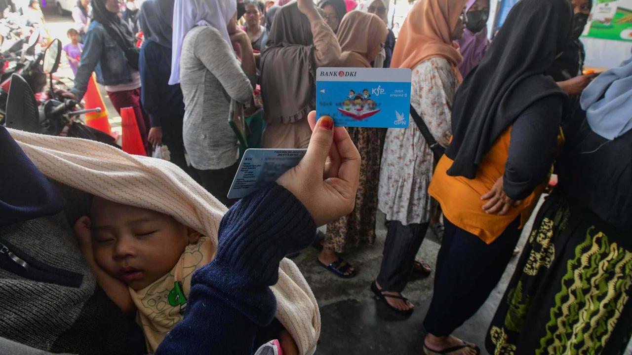 Antrean warga cairkan KJP di Duri Kosambi