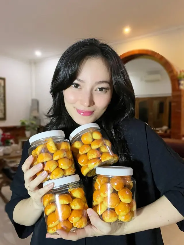 Potret Artis Bikin Kue Nastar Lebaran 2026, Ussy Sulistiawaty hingga Asmirandah