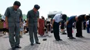 Para pria dan wanita membungkukkan badan mereka saat memberi penghormatan selama tiga menit dalam peringatan 25 tahun meniggalnya pemimpin Kim Il Sung di Pyongyang, Korea Utara, Senin(8/7/2019). (AP Photo/Cha Song Ho)