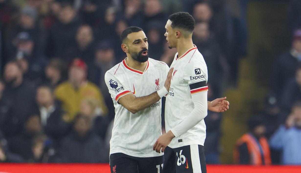 Pemain Liverpool, Trent Alexander-Arnold melakukan selebrasi bersama Mohamed Salah setelah mencetak gol penyeimbang 2-2 ke gawang Aston Villa dalam laga lanjutan Liga Inggris 2024/2025 di Villa Park, Brimingham, Inggris, Rabu (19/02/2025) waktu setempat. (AP Photo/Darren Staples)