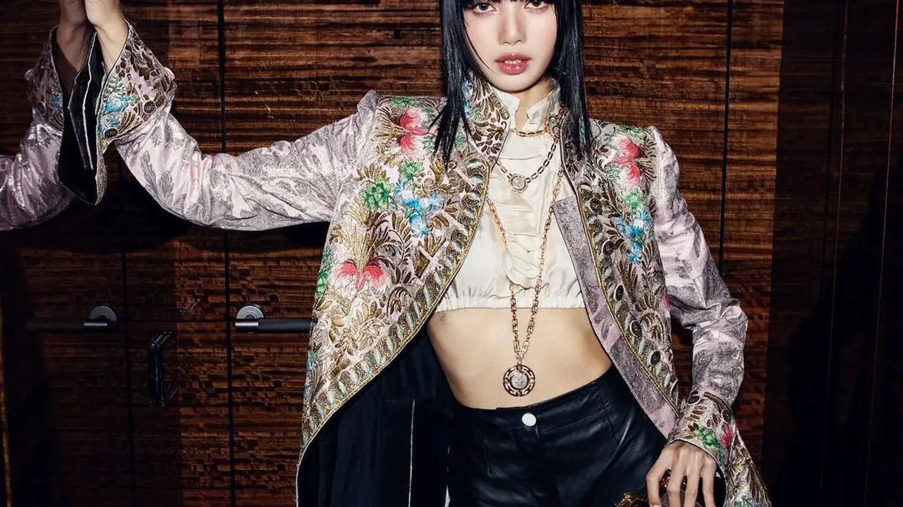 Aura CEO Lisa BLACKPINK di Show Louis Vuitton, Pamer Perut Rata Lewat Crop Top Keemasan