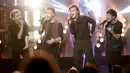 One Direction membawakan single terbarunya berjudul "Perfect" saat mengisi acara American Music Awards 2015 di Los Angeles, California, (22/11/2015).  One Direction juga memenangkan dua kategori penghargaan dalam AMA 2015 kali ini. (REUTERS/Mario Anzuoni)