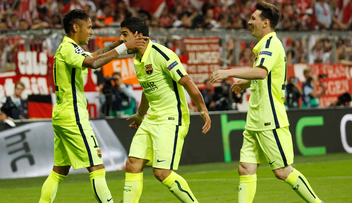 Penyerang Barcelona, Neymar merayakan selebrasi bersama Suarez dan Messi usai mencetak gol ke gawang saat leg kedua semifinal Liga Champions di Allianz Arena, Jerman, Rabu (13/5/2015). Bayern Muenchen menang 3-2 atas Barcelona. (Reuters/Kai Pfaffenbach)