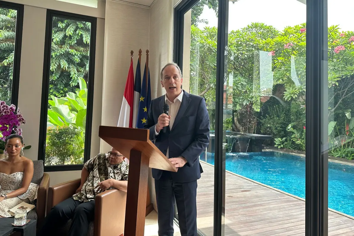 Duta Besar Prancis untuk Indonesia Fabian Panone dalam perayaan hubungan bilateral 75 tahun antara Prancis dan Indonesia di kediamannya di Jakarta, Rabu (11/12/2024). (Liputan6.com/Benedikta Miranti)