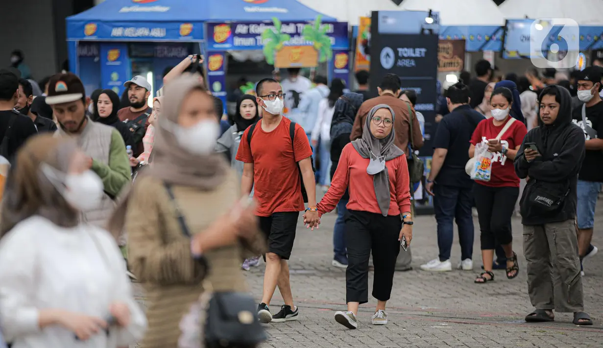 Penonton tiba untuk menyaksikan konser Sheila On 7 yang bertajuk 'Tunggu Aku di Jakarta' di kawasan JIExpo Kemayoran, Jakarta Pusat, Sabtu, (28/1/2023). Jelang penampilan grup musik Sheila On 7 dalam konser bertajuk 'Tunggu Aku di Jakarta' penonton mulai memadati kawasan tersebut. (Liputan6.com/Faizal Fanani)