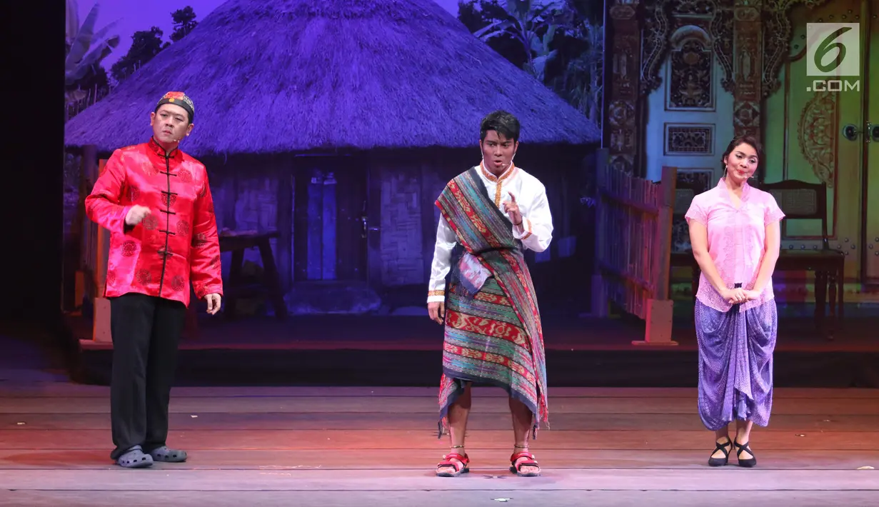 Seniman memainkan peran saat drama musikal Pelangi 1 Warna di Jakarta, Minggu (3/11). Drama musikal dengan tema Amalkan Pancasila itu bertujuan untuk membangun kecintaan serta rasa memiliki terhadap bangsa dan negara Indonesia. (Liputan6.com/Angga Yuniar)