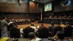 Saksi ahli memaparkan keterangan dalam sidang gugatan terhadap UU Pengampunan Pajak (Tax Amnesty) di Mahkamah Konstitusi, Jakarta, Rabu (28/9). Sidang mendengarkan keterangan dari saksi ahli yang disiapkan oleh pemohon. (Liputan6.com/Faizal Fanani)