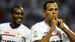 Selebrasi gol striker Sevilla asal Brasil Luis Fabiano ke gawang Athletic Bilbao dalam lanjutan La Liga di Ramon Sanchez Pizjuan Stadium, 24 Oktober 2010. Sevilla unggul 4-3. AFP PHOTO / JORGE GUERRERO 