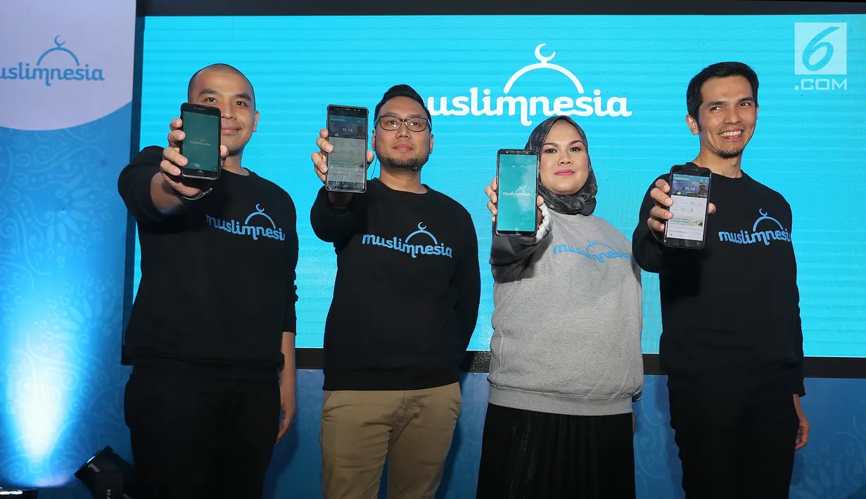 Founder Muslimnesia Muhammad Assaad, Founder dan CTO Billtraviano Harda, Founder dan CEO Muslimnesia Ariani Rudjito dan Co-founder Adrian Maulana menunjukkan aplikasi Muslimnesia saat peluncuran di Jakarta, Jumat (3/5/2019). (Liputan6.com/Fery Pradolo)