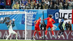 Pemain timnas Prancis, Samuel Umtiti mencetak gol ke gawang Belgia pada babak semifinal di Stadion St. Petersburg, Selasa (10/7). Gol Umtiti mengantarkan Prancis mendepak Belgia sekaligus lolos ke final Piala Dunia 2018. (AP/David Vincent)