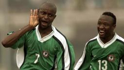 Finidi George. Sayap kanan Nigeria pengoleksi 65 caps ini meraih juara Piala Afrika pada edisi 1994. Sedangkan trofi Liga Champions Eropa diraihnya pada musim 1994/1995 bersama Ajax Amsterdam yang diperkuatnya mulai musim 1993/1994 hingga 1995/1996. (AFP/Olivier Morin)