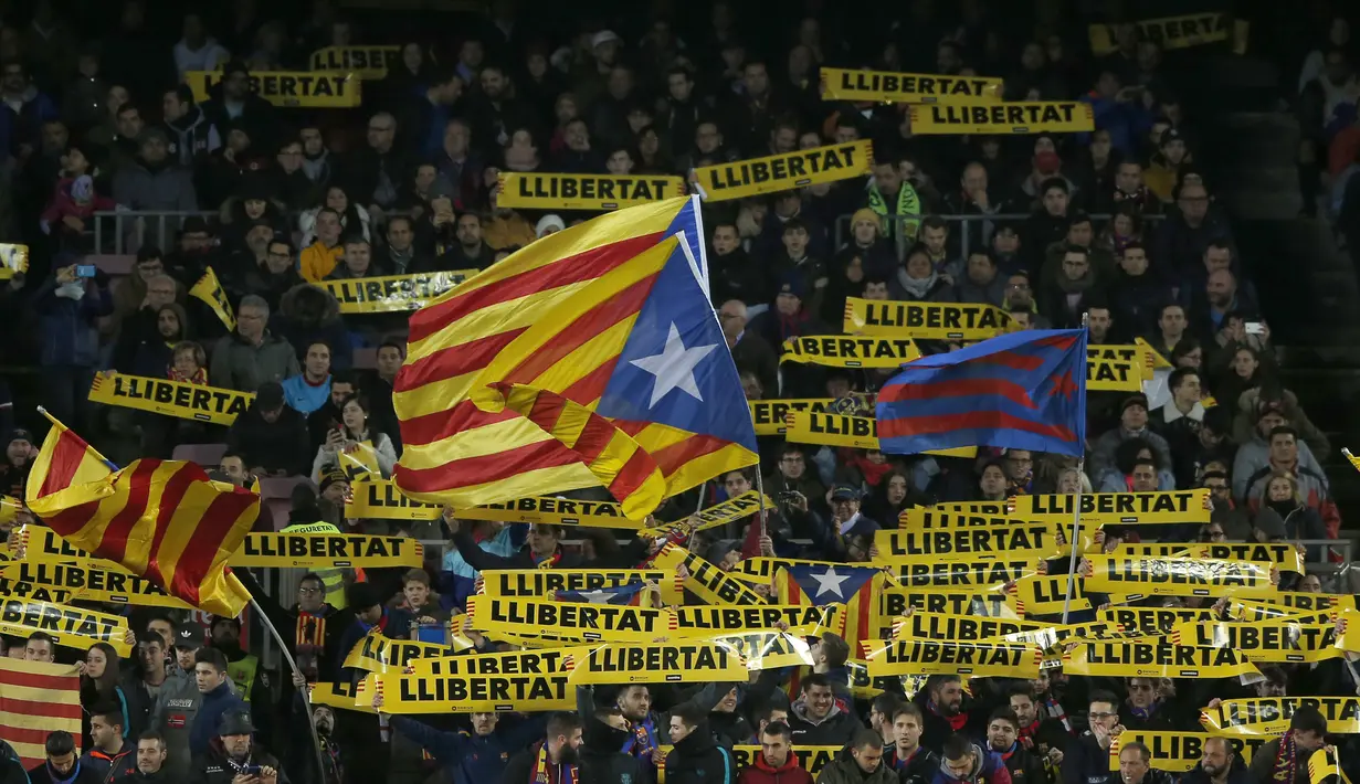 Aksi suporter Barcelona mengibarkan bendera Catalan 'Estelada', pada laga Copa del Rey di Camp Nou stadium, Barcelona, (11/1/2018). Barcelona menang 5-0 atas Celta Vigo. (AP/Manu Fernandez)