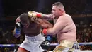 Andy Ruiz (kanan) meninju Anthony Joshua pada ronde ketujuh pertandingan tinju di Madison Square Garden, New York, Amerika Serikat, Minggu (2/6/2019). Ruiz menang KO di ronde ketujuh. (AP Photo/Frank Franklin II)