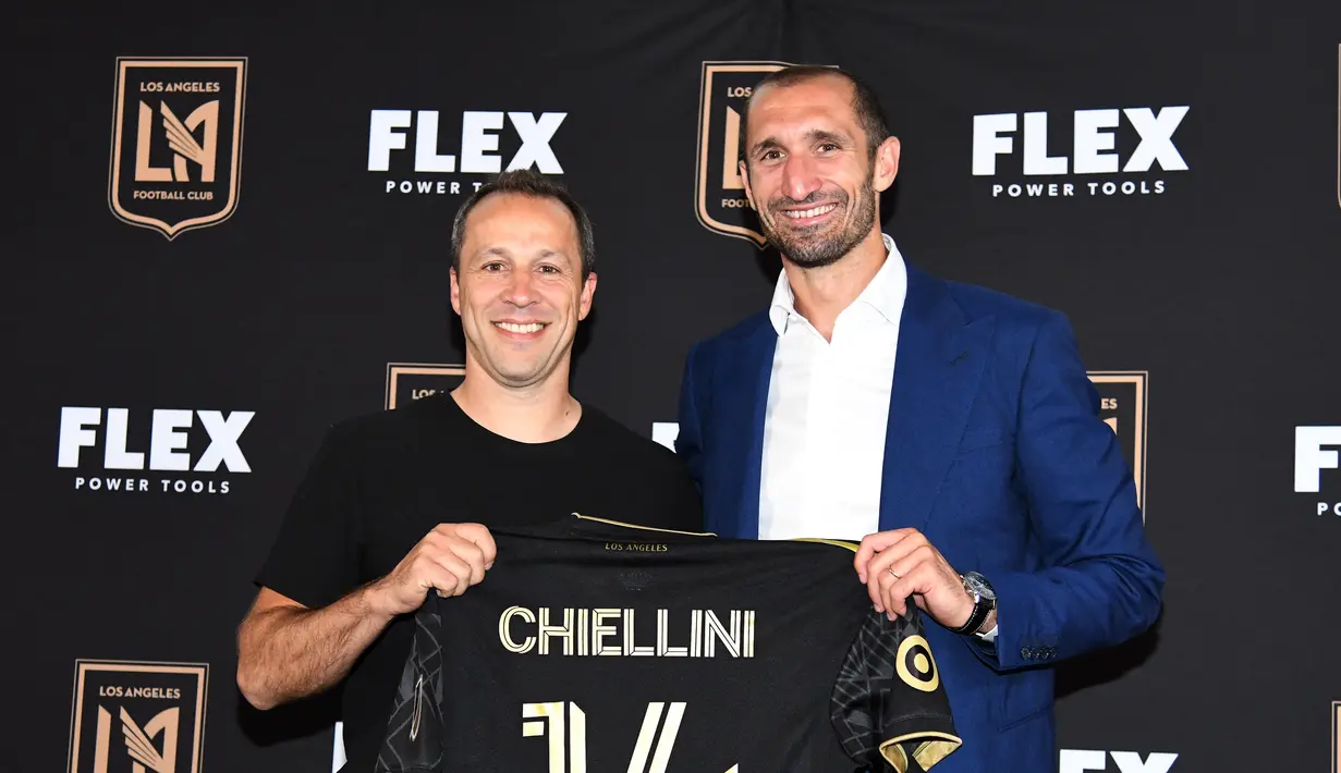 Bek Giorgio Chiellini (kanan) berpose dengan pelatih kepala Steven Cherundolo setelah diperkenalkan oleh Los Angeles FC selama konferensi pers di Banc of California Stadium di Los Angeles, California (29/6/2022). (Kevork Djansezian/Getty Images/AFP)
