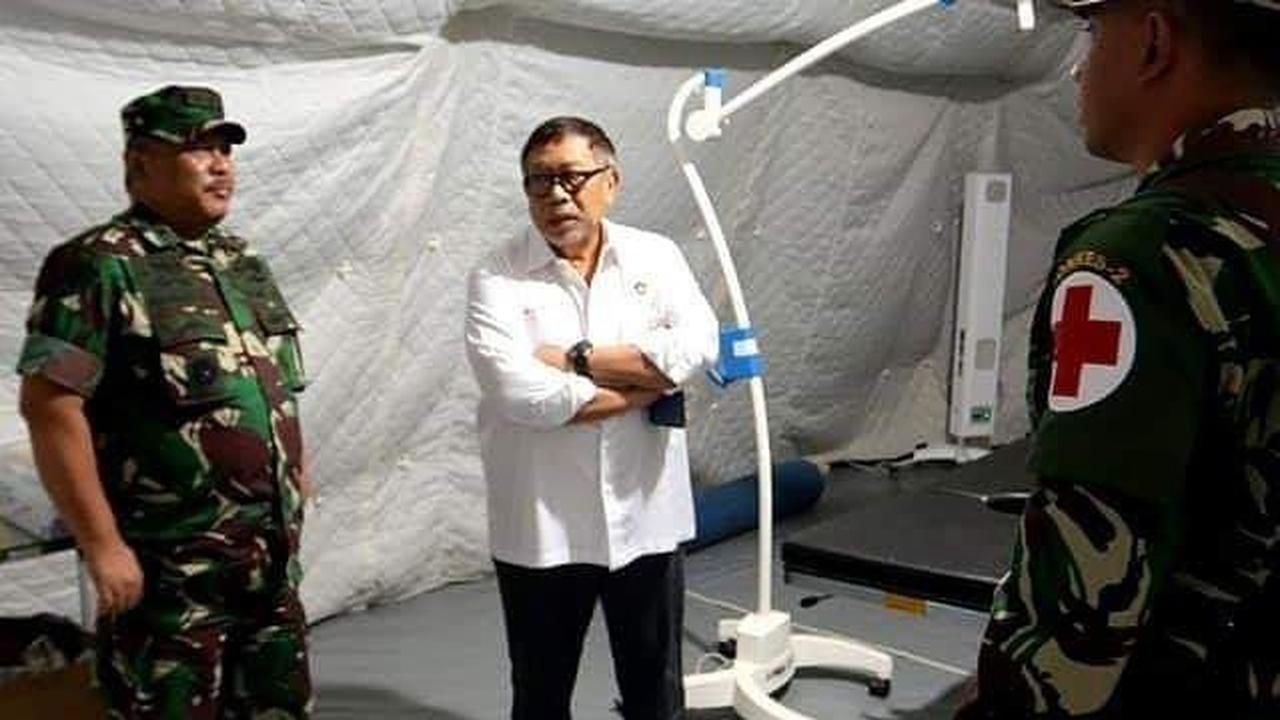 Mantan Rektor Unhas, Prof Idrus Paturusi (tengah)