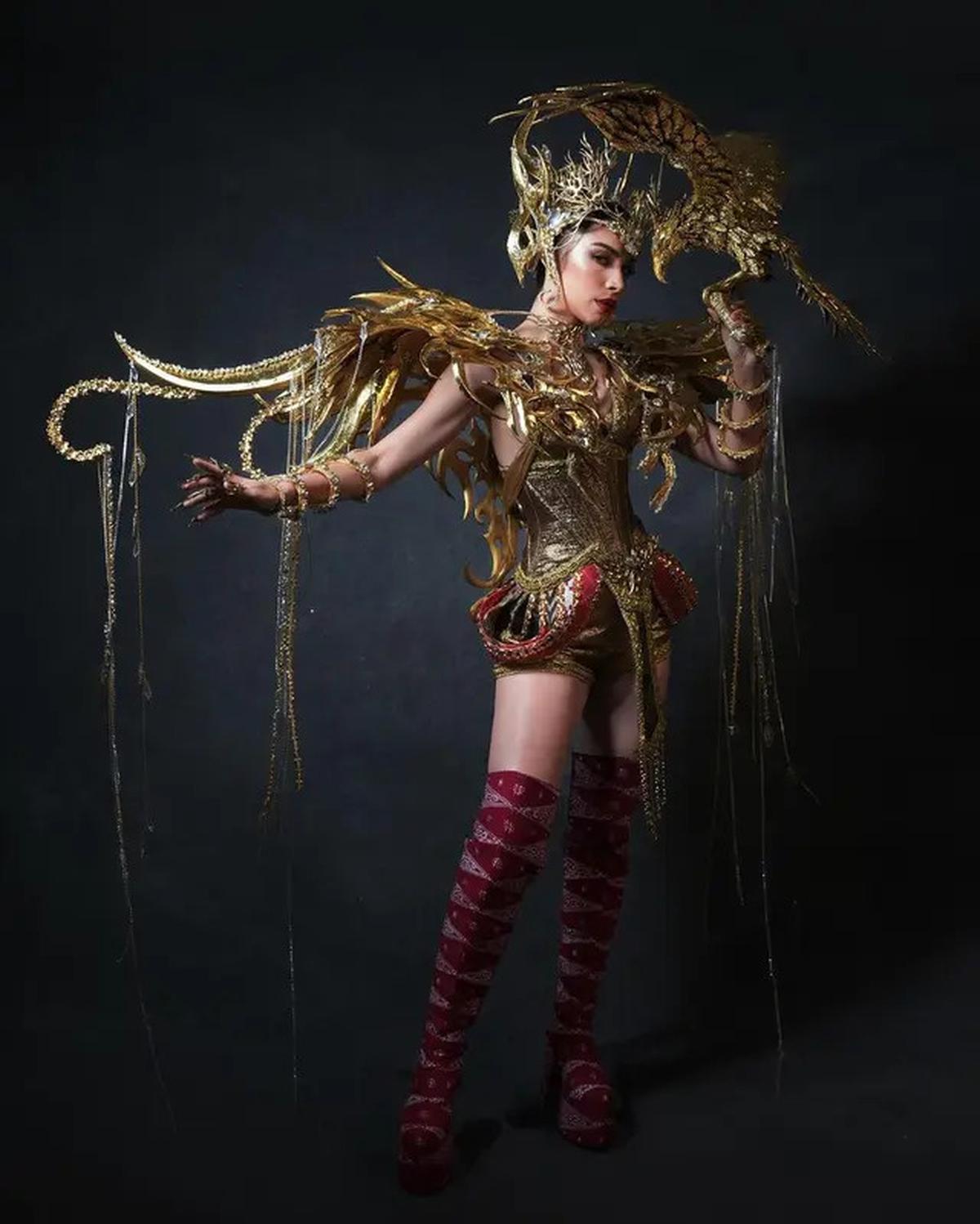Kostum Nasional Miss Universe Indonesia Clara Shafira Krebs Bertema Malaikat Pelindung Nusantara, Desainnya bak Ksatria Saint Seiya