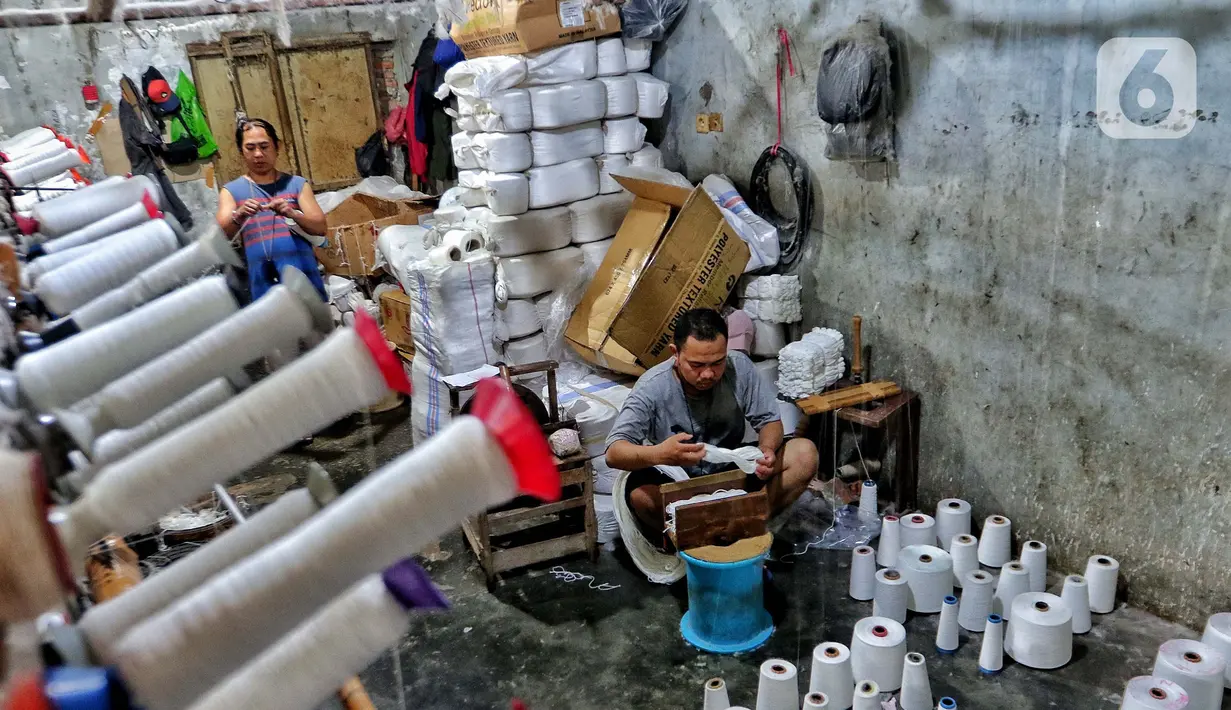 Aktivitas pekerja benang di Kebayoran Lama, Jakarta, Kamis (19/1/2023). Pemerintah menargetkan penyaluran Kredit Usaha Rakyat (KUR) pada Tahun 2023 sebesar Rp460 triliun atau jumlah ini naik 23,32 persen dari tahun 2022 yang sebesar Rp373 triliun. (Liputan6.com/Angga Yuniar)